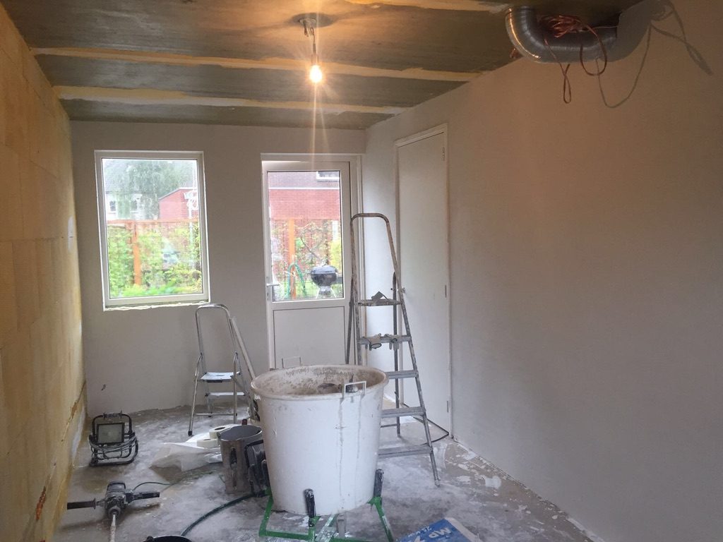 Stukadoren woonkamer pleisterwerk 1